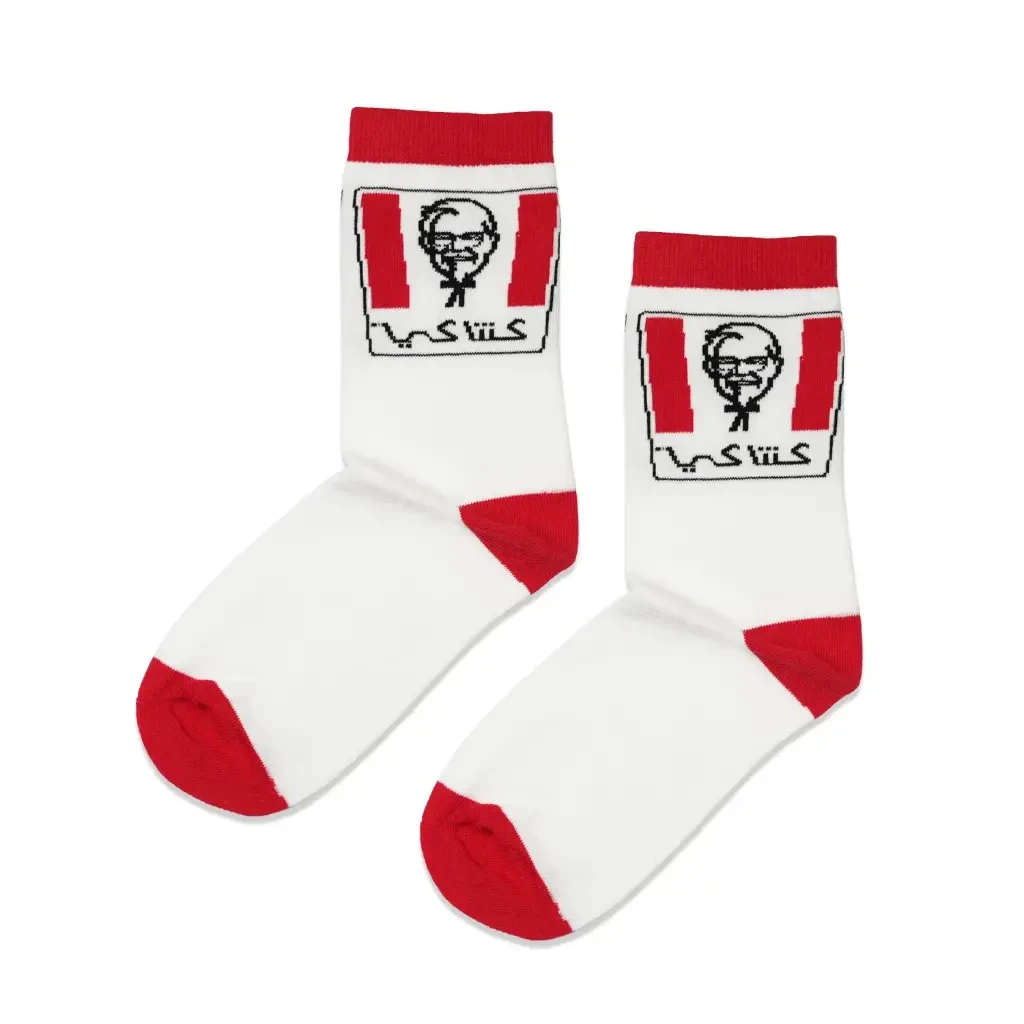 جوارب KFC بيضاء بحافة وكعب باللون الأحمر وشعار KFC بالعربي